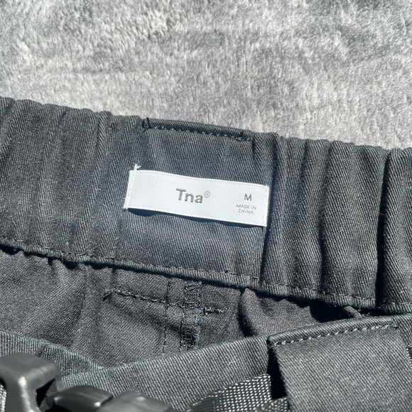 Aritzia TNA Cargo Short with Belt - Picture 3 of 5